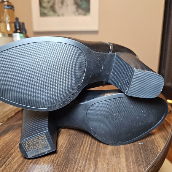 Michael Kors black logo Ankle boots. - Picture 6 of 6